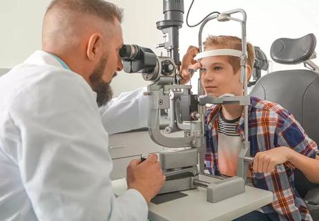 kid getting an eye exam