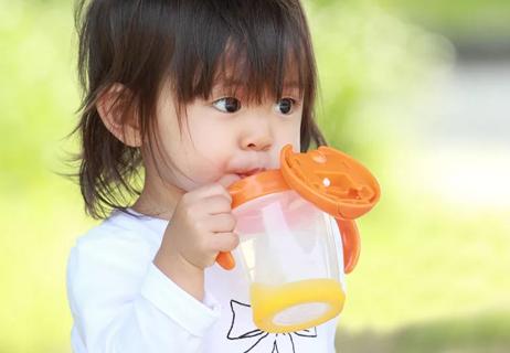 child drinking water from sippy cup