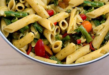 Pasta salad with chickpea noodles with green beans and tomatoes