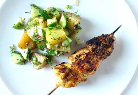 Chicken skews with a cucumber salad