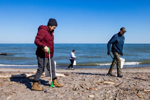 Volunteer cleanup at lake