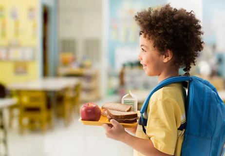 child at lunch with allergies