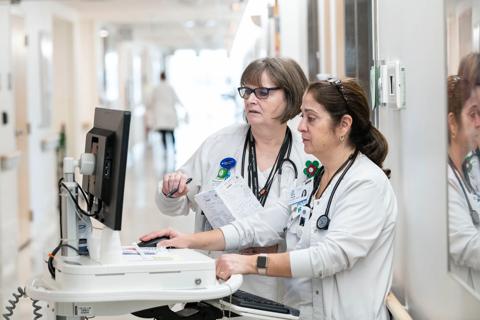 Nurses using EHR