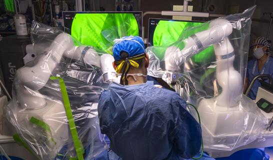 Miguel Guelfand, M.D., performs a minimally invasive gallbladder removal using a magnetic-assisted surgical technology.