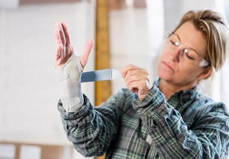 woman putting on splint for carpel tunnel wrist pain