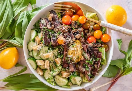 A salad made with zucchini, tomatoes and steak