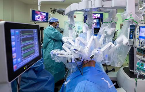A joint team from Cleveland Clinic in Abu Dhabi and the U.S. conducts 3 ground-breaking robot-assisted kidney transplantations- 1 crop