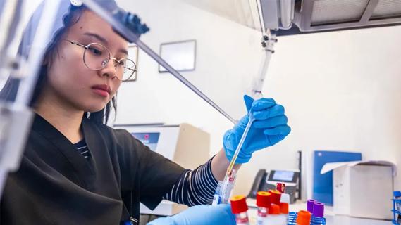 Lab scientist