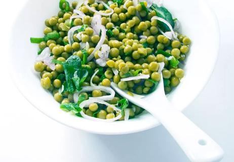 Bowl filled with peas, onions and shallots