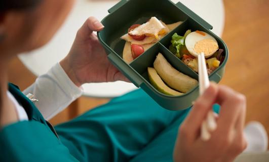 Nurse eating a healthy lunch