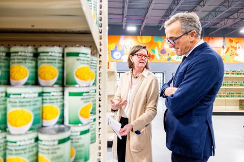 Cleveland Clinic President and CEO Tom Mihaljevic, M.D., with Greater Cleveland Food Bank President & CEO Kristin Warzocha.