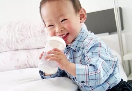 1 year old drinking milk from bottle