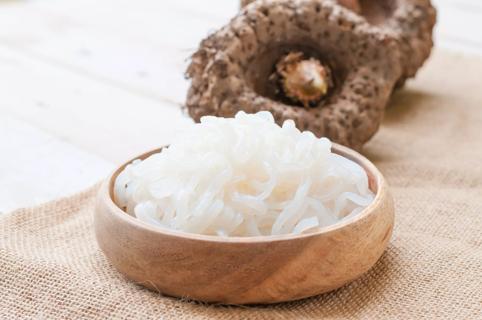 Bowl of white konjac noodles in wooden bowl