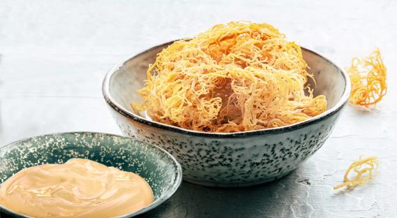 Bowl of sea moss, with bowl of gel next to it