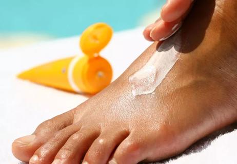 applying sunscreen to feet