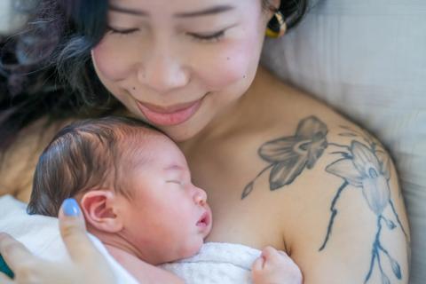 Mom doing skin to skin with newborn