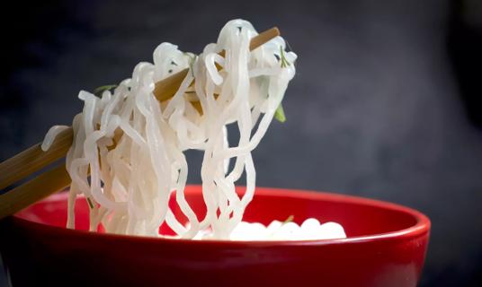 Shirataki Miracle noodles on chopsticks and in red bowl