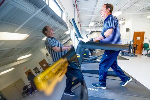 21-HVI-2073952-cardiac-rehabilitation-feet-on-treadmill_650x450