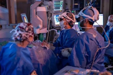 Using heads-up display during retina surgery