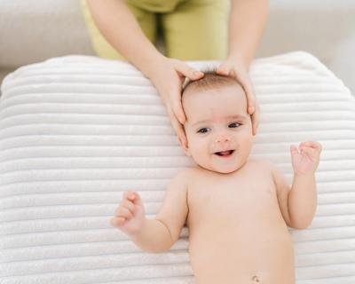 Baby with torticollis lies on back