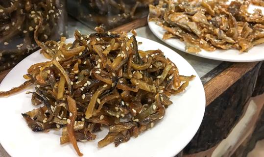 Plate of fresh kelp with seasame seeds