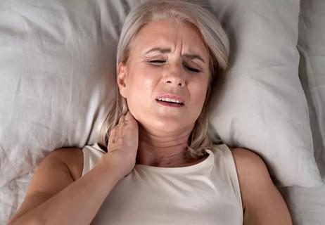 woman with painful neck after sleeping pillow