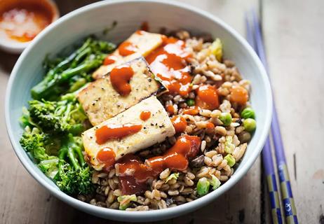 A stir-fry made with tofu, broccoli and shiitake mushrooms