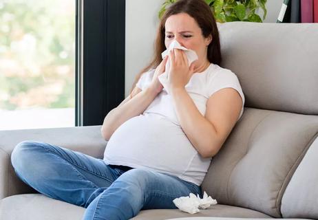 woman pregnant with allergies
