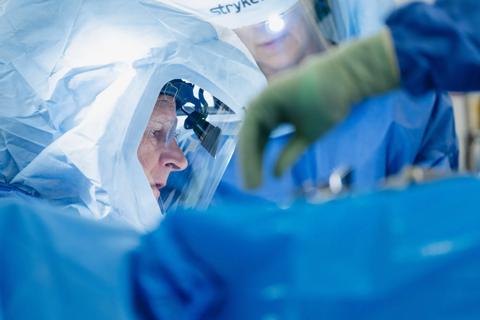 Prof Justin Cobb performs ceramic hip resurfacing surgery at Cleveland Clinic London.