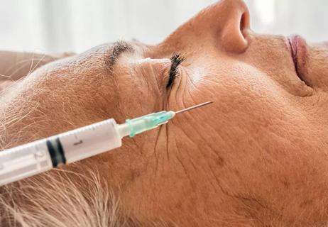 edlerly woman getting botox injectin for wrinkle relief
