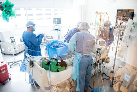 650&#215;450-Covid-Doctors-Collaborating