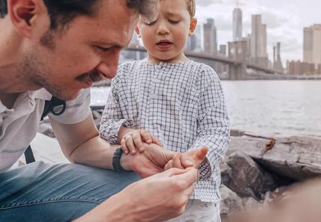 Dad with child that has a splinter