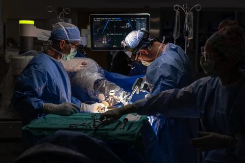 surgeons with new spine robot during minimally invasive surgery