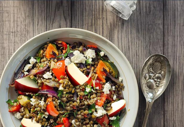 Lentils, tomatoes and apples salad