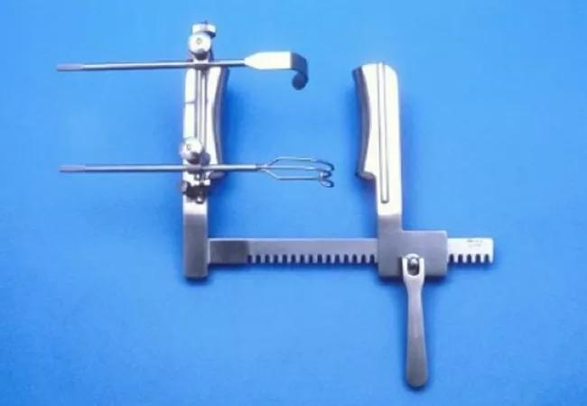 The Cosgrove retractor
