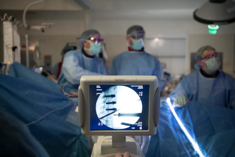 Video screen showing the surgeons placing a screw during surgery 