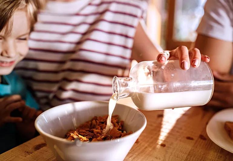 The Differences Between Whole & Skim Milk — Is Low-Fat Dairy Actually  Better For You?
