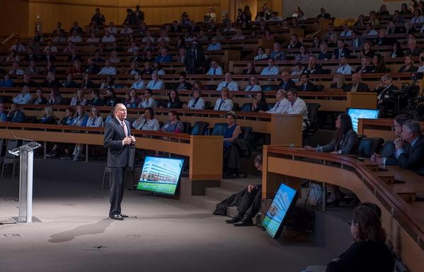 Toby Cosgrove, M.D., presenting State of the Clinic 2016 on 2/15/2017. (Credit: Yu Kwan Lee, Cleveland Clinic)