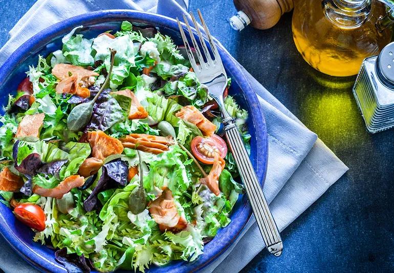 Salmon arugula salad with tomatoes